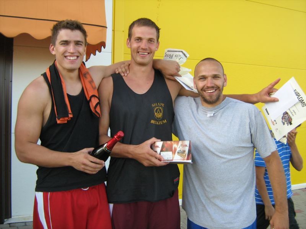 UZVARĒTĀJI. Veikli apspēlējot pretiniekus, sīvā cīņā uzvarēja „Džordans un idioti” no Kokneses: Didzis Bērziņš (no labās), Māris Baranovskis un Mārtiņš Broks. 