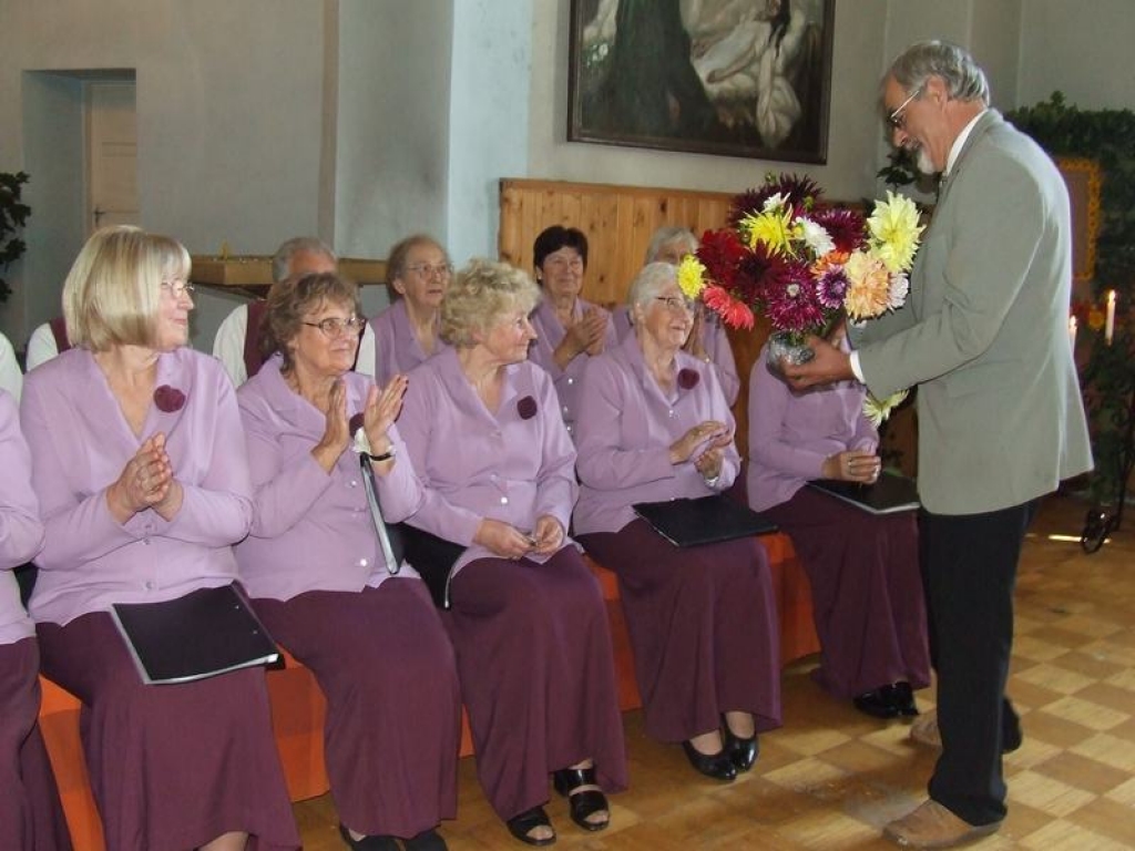  Krāšņas kā dālijas. Kokneses novada izpilddirektors Jāzeps Baltmanis katrai kora dāmai lūdz izvēlēties savai krāsu izjūtai un noskaņojumam atbilstošu ziedu.