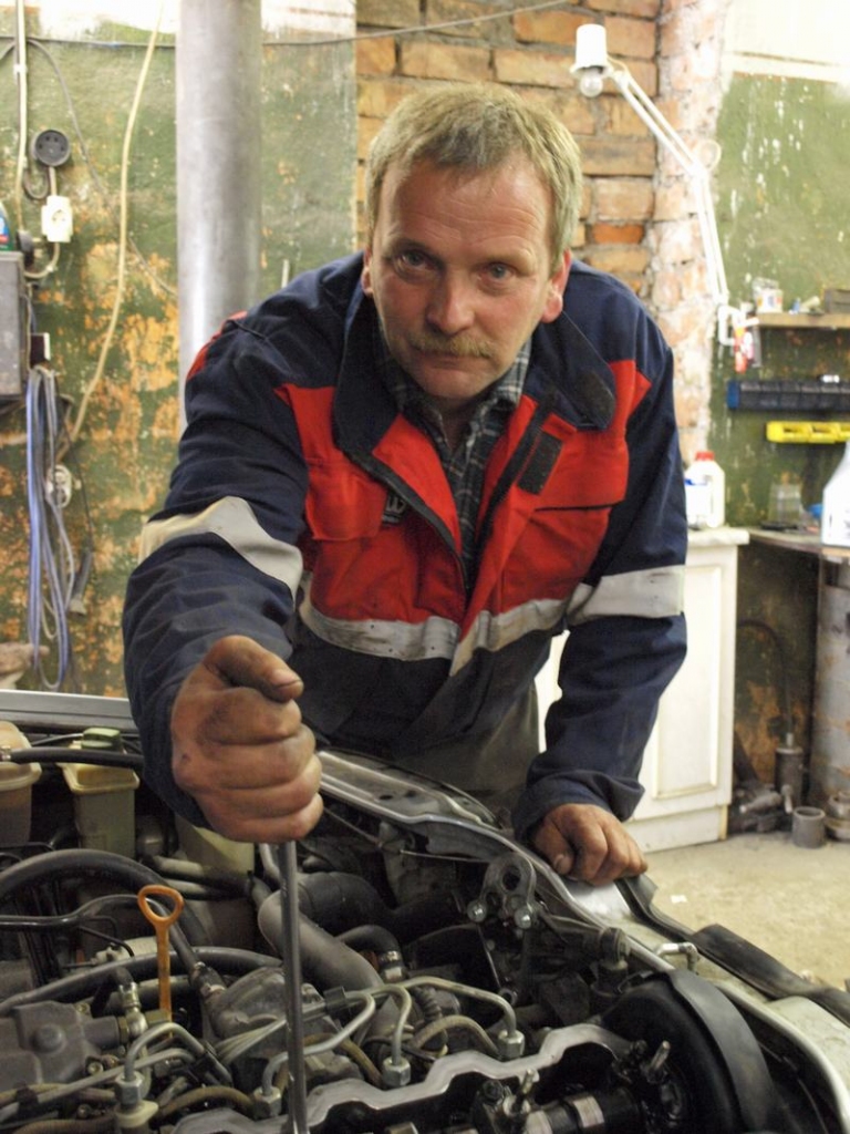 LABS MEISTARS. Ja automašīnai gadās kāda ķibele, neretieši meklē Jura Apeināna palīdzību.