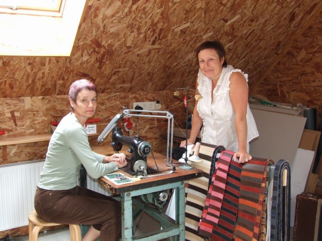 RADOŠAJĀ DARBNĪCĀ. Plašajā jumtistabā top daudz skaistu lietu, kuras veido māksliniece Inta Neimane (no kreisās) un “Mazās kāpas” saimniece Inese Kāpiņa.