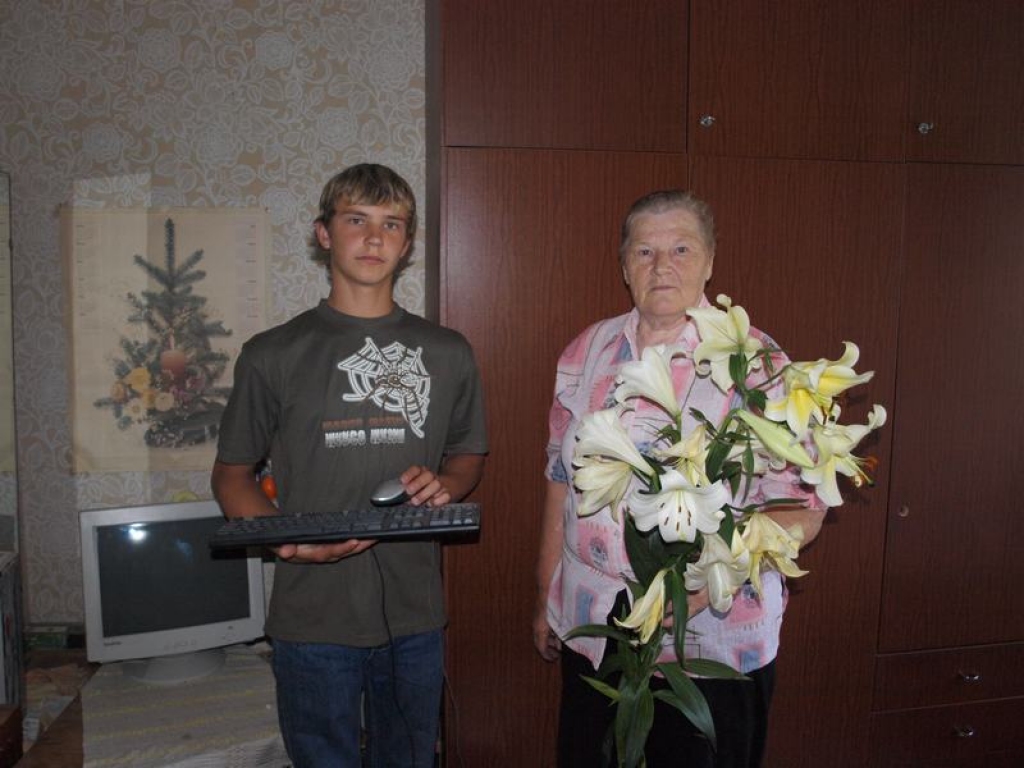 Pārsteigts par dāvanu. Skolotāja Astrīda Toločka un viņas audzēknis Lauris Līdaks.