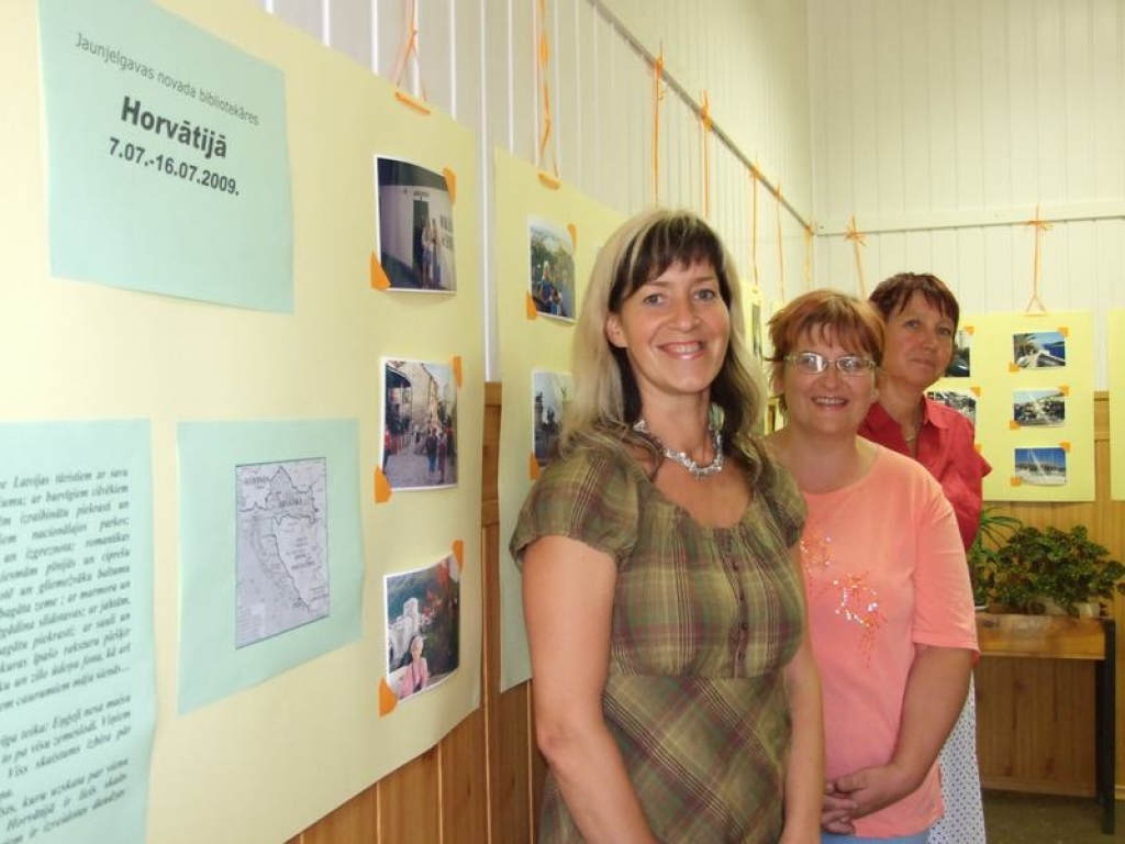 Neklātienes ceļojums. Pie pašu veidotās fotoizstādes Jaunjelgavas pilsētas bibliotēkas bibliotēkāre Vita Taškaua (no kreisās), Staburaga bibliotēkas vadītāja Iveta Ločmele un Jaunjelgavas bibliotēkas vadītāja Lolita Frīdmane. 