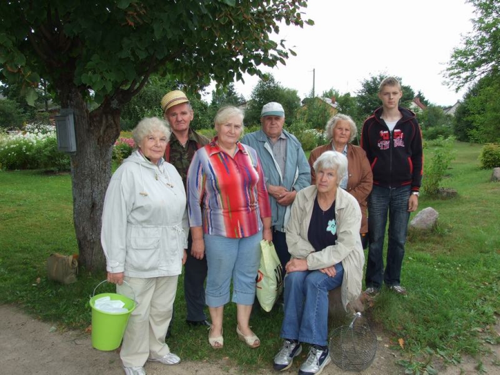 PIRMS BRAUCIENA. Autobusu gaida Zenta Lazdiņa (no kreisās), Jānis Upītis, Anna Spruča, Kārlis Albekeits, Rita Stepiņa, Staņislava Broliša un viņas mazdēls Andris Zvagulis.