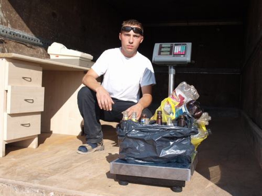 PIETIKS BALTMAIZES KLAIPAM. Atbildīgais par uzņēmuma bāzi Sērenē Aleksandrs Petrovs stāsta, ka, atnesot maisiņu ar PET pudelēm un dažas stikla pudeles, var nopelnīt, piemēram, baltmaizes klaipam.  