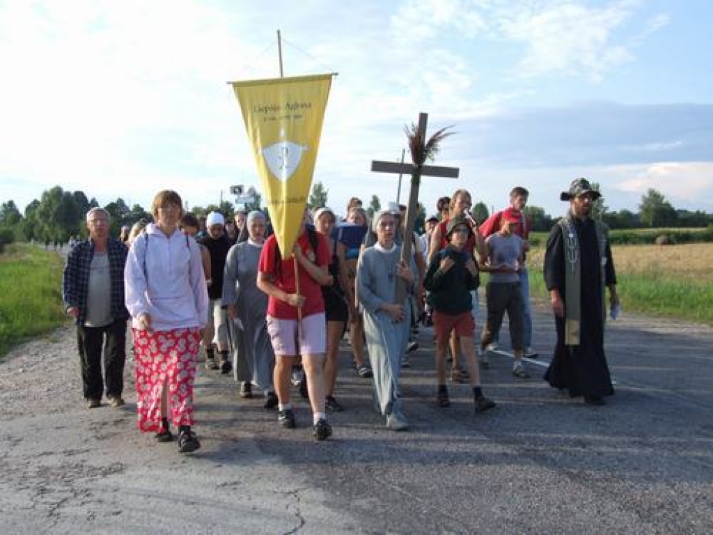 Naktsmājas tuvu. Svētceļnieku grupa no Liepājas pāris kilometru no Neretas.
