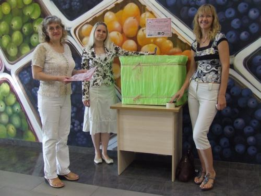 PIRMAIS DĀVINĀJUMS. Divas lodīšu pildspalvas “IGA centra” dāvanu kastē pirmā iemet centra pārdevēja Baiba Sloka. Viņai blakus LSK Aizkraukles komitejas izpilddirektore Daina Bērziņa un centra vadītāja Sarmīte Grende (no labās).