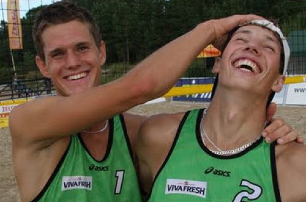 Uzvaras prieks pēc veiksmīgas spēles. Artūrs Plūme (no kreisās) un Toms Benjavs.