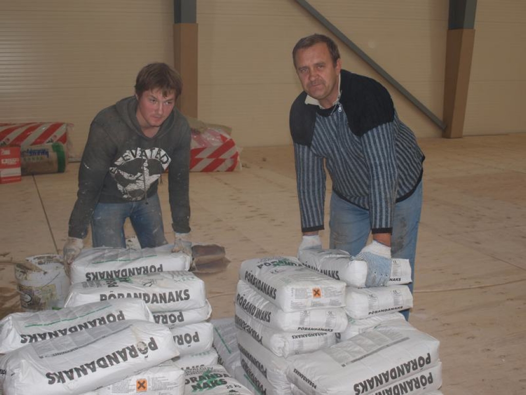 DRĪZ BETONĒS. Firmas “RRKP būve” strādnieki Lauris Drumzāns (no kreisās) un Aldis Nāzars gatavojas betonēt palīgtelpu grīdas.
