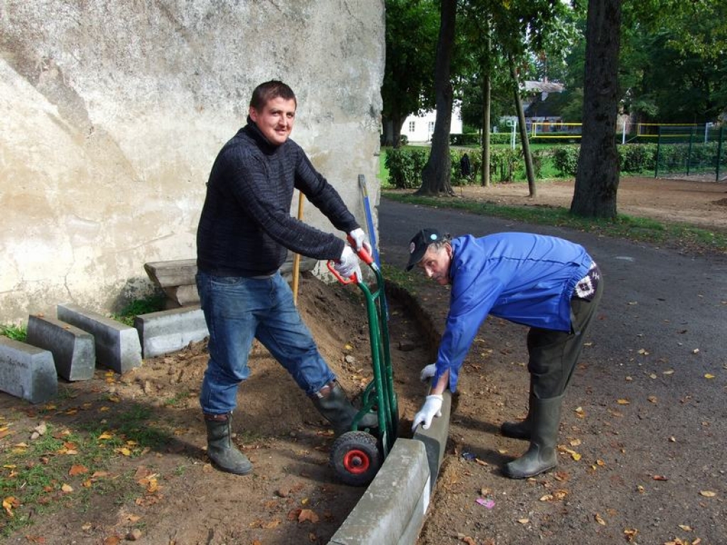 ATKAL DARBS. Raivis Misūns (no kreisās) un Ziedonis Ķeiris labiekārto apkārtni pie Mazzalves pamatskolas.  