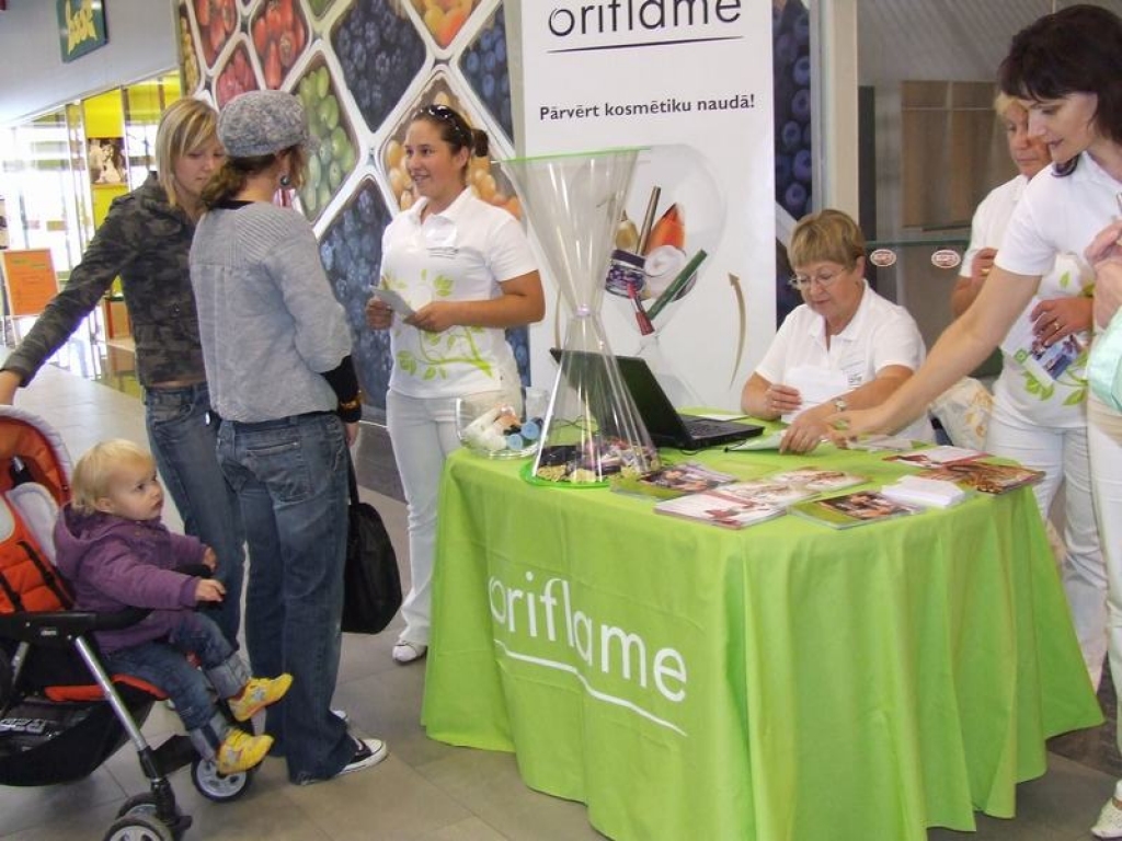 Interesē. Pie “Oriflame” kosmētikas stenda apmeklētāju netrūka. 