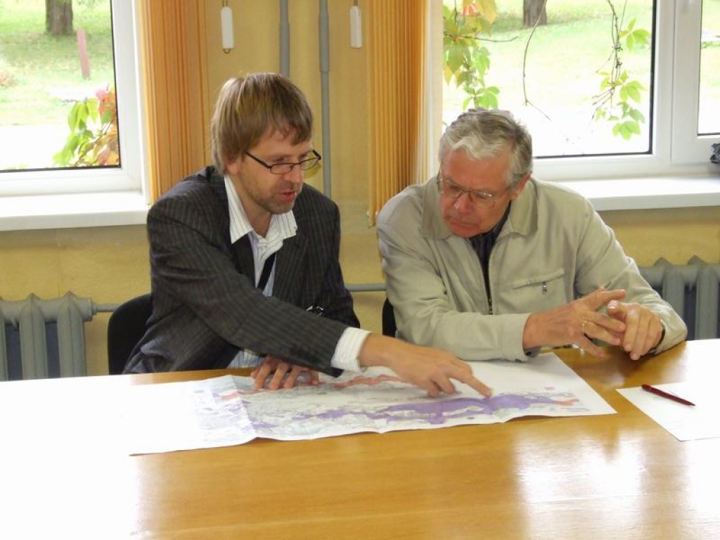 DARBU GAITA. Akciju sabiedrības “ACB” projektu vadītājs Edmunds Zonbergs (no kreisās) Kokneses novada domes priekšsēdētājam Viesturam Cīrulim skaidro celtniecības norises gaitu.  