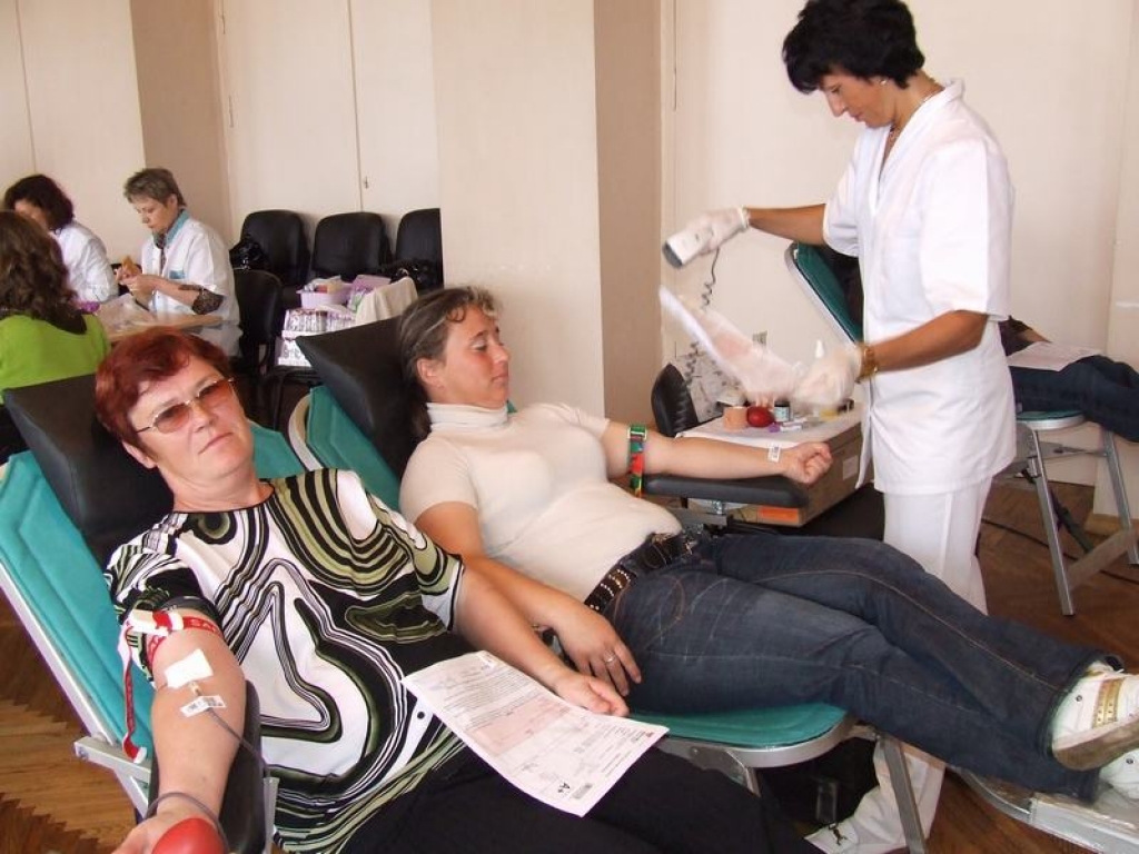 ASINIS DZĪVĪBAI. Asinis nodod Natālija Jerofejeva (no labās) un Tamāra Daškeviča