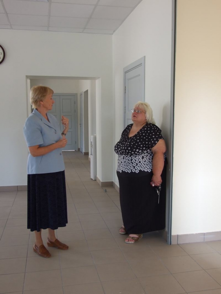 Vieta, kur pulcēties. Valles pagasta kultūras darbiniece Aija Skosa (no labās) un Valles vidusskolas direktora vietniece Gunta Kupčiuna priecājas par jauno saieta namu. 
