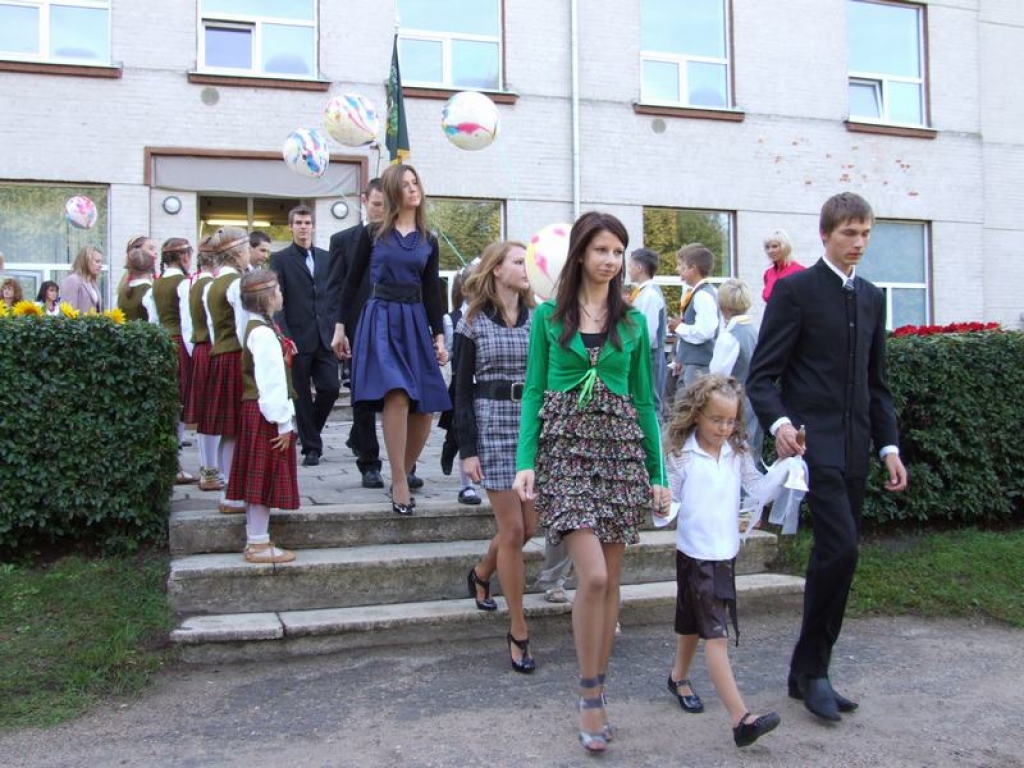 Jaunākie uz vecākie. Neretas Jāņa Jaunsudrabiņa vidusskolas 12. klases skolēni kopā ar pirmklasniekiem iezvana jaunā mācību gada sākumu.