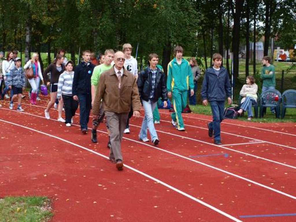Atjaunotajā Kokneses stadionā nule sākās tradicionālā “Kokneses kausa” izcīņa mešanas sportaveidos, jeb metēju diena. Sacensības notiek, diska, šķēpa un vesera mešanā.
Autors: Indulis Burka