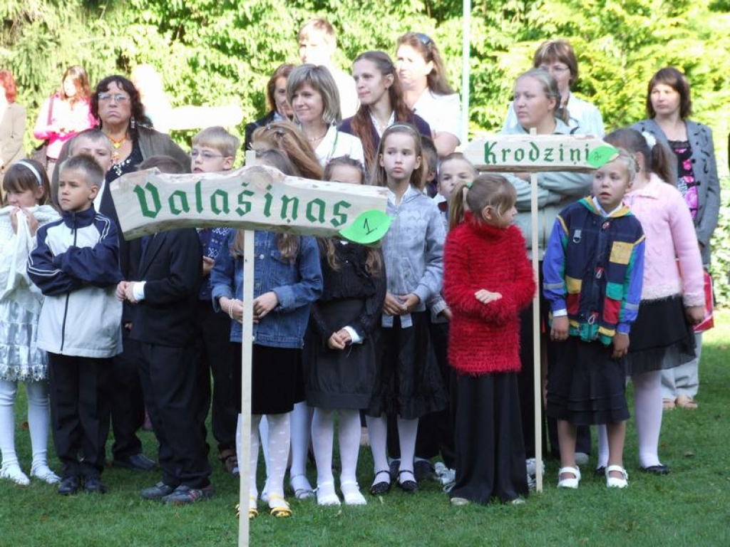Neretas vidusskola no 1. septembra turpmāk visos rakstos un valodās nesīs novadnieka Jāņa Jaunsudrabiņa vārdu. Pirmā skolas diena bija izvēlēta plāksnes atklāšanai, uz kuras granītā iekalti vārdi “Neretas Jāņa Jaunsudrabiņa vidusskola”.
Autors: Imants Kaziļuns