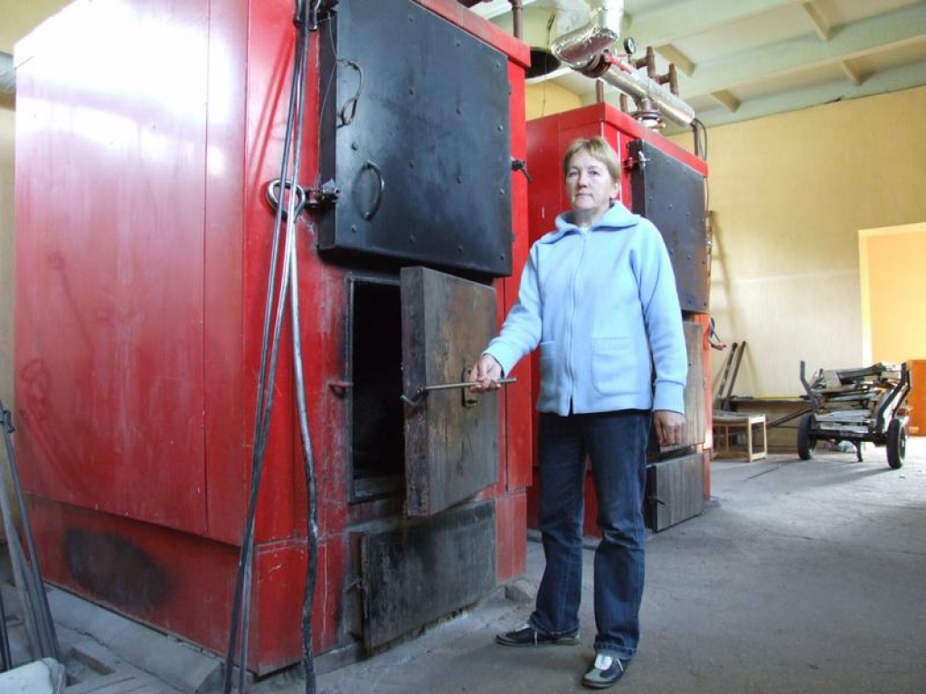 KRĀSNS VĒL SILTA. Pirmdienas rītā tā ir, jo brīvdienās kurina, lai būtu karstais ūdens. Marija Lauriņa RAUGĀS, lai katlumājā valdītu kārtība.