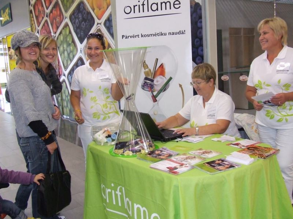 Interesē. Pie “Oriflame” kosmētikas stenda lielveikalā “IGA centrs” apmeklētāju netrūkst. 