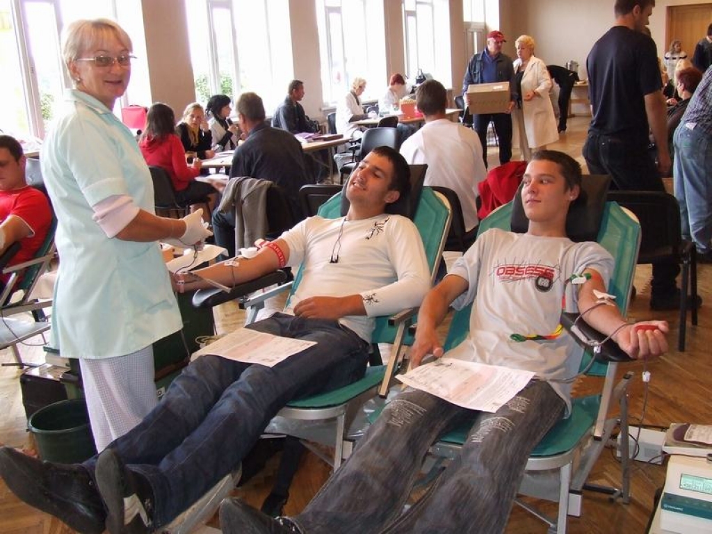 DZĪVĪBAS GLĀBŠANAI. Asinis ziedo sērenietis Andrejs Belons (no labās) un jaunjelgavietis Klāvs Mickus.