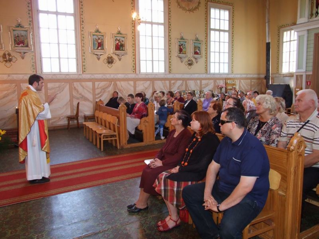 BAZNĪCAS GODAM. Svēto misi dievnama 100 gadu jubilejā vada prāvests Uldis Cēsnieks. 