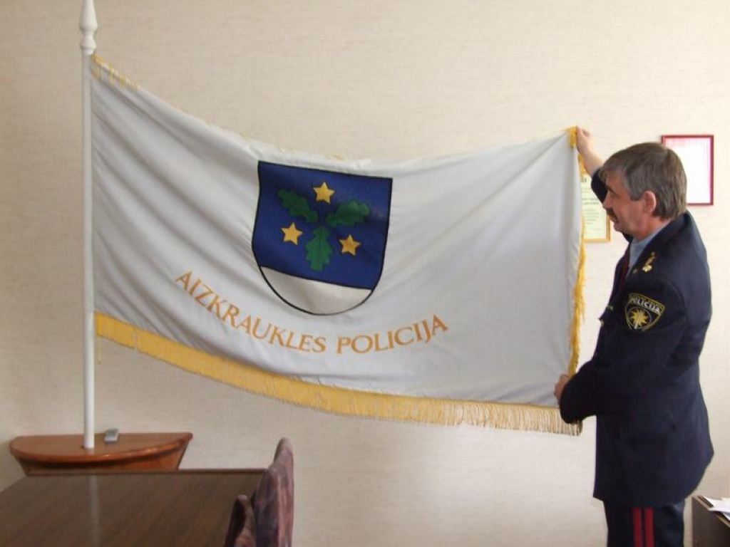 JĀŠĶIRAS NO KAROGA. Līdz septembra vidum Valsts policijas vadībai Rīgā jānodod Aizkraukles policijas pārvaldes karogs. 