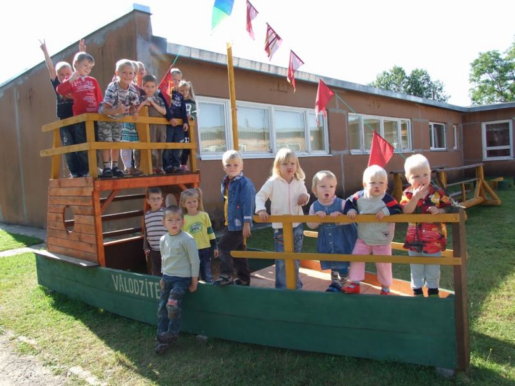  Mazie “jūrnieki”. Bērni labprāt spēlējas jaunajā rotaļu laukumā, visvairāk viņi iecienījuši koka kuģīti.