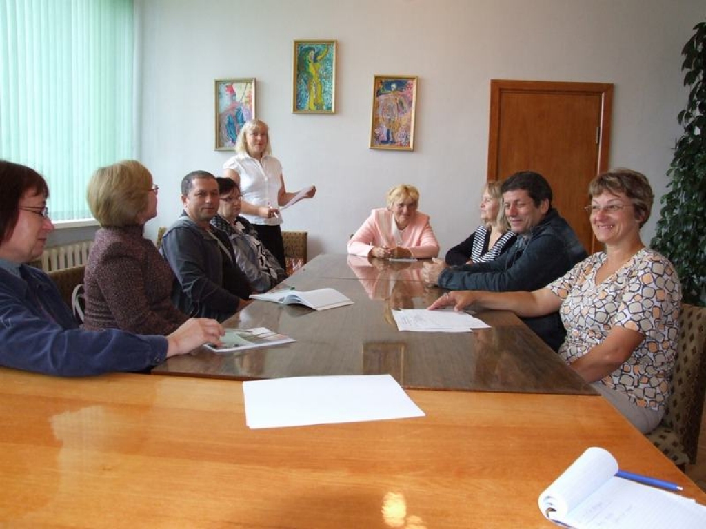 PIRMĀ NODARBĪBA. Latviešu valodas skolotāja Astra Jansone (no labās) un Anita Ostrovska (stāv) iepazīstas ar kursantiem