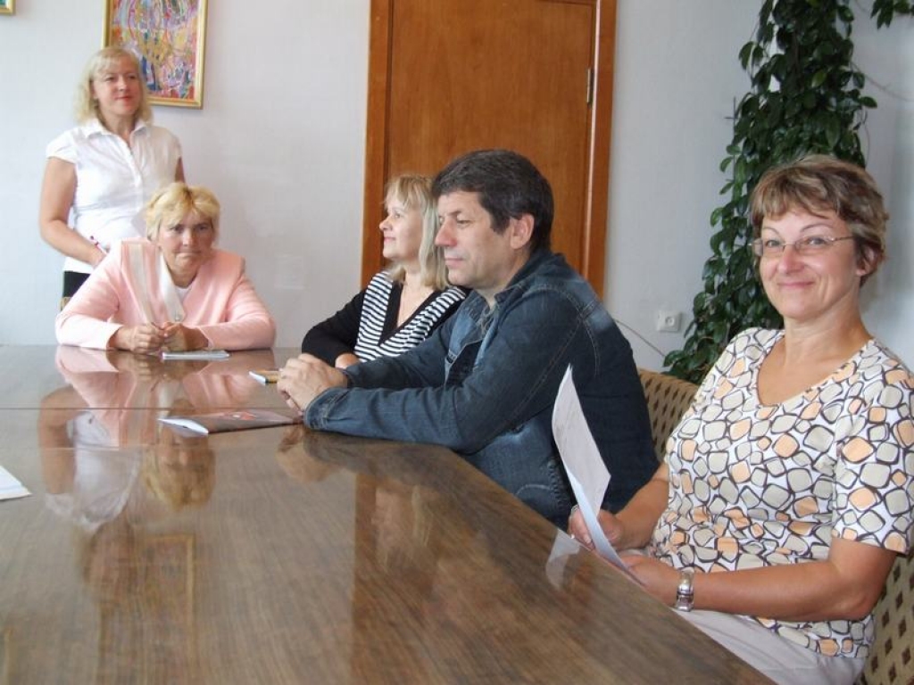 PIRMĀ NODARBĪBA. Latviešu valodas skolotāja Astra Jansone (no labās) un Anita Ostrovska (stāv) iepazīstas ar kursantiem.  