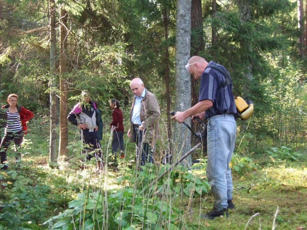 Var sākt. Jaunjelgavas novada domes izpilddirektors Jānis Dimitrijevs  (no kreisās) ierāda darbu Andrim Lazdānam.