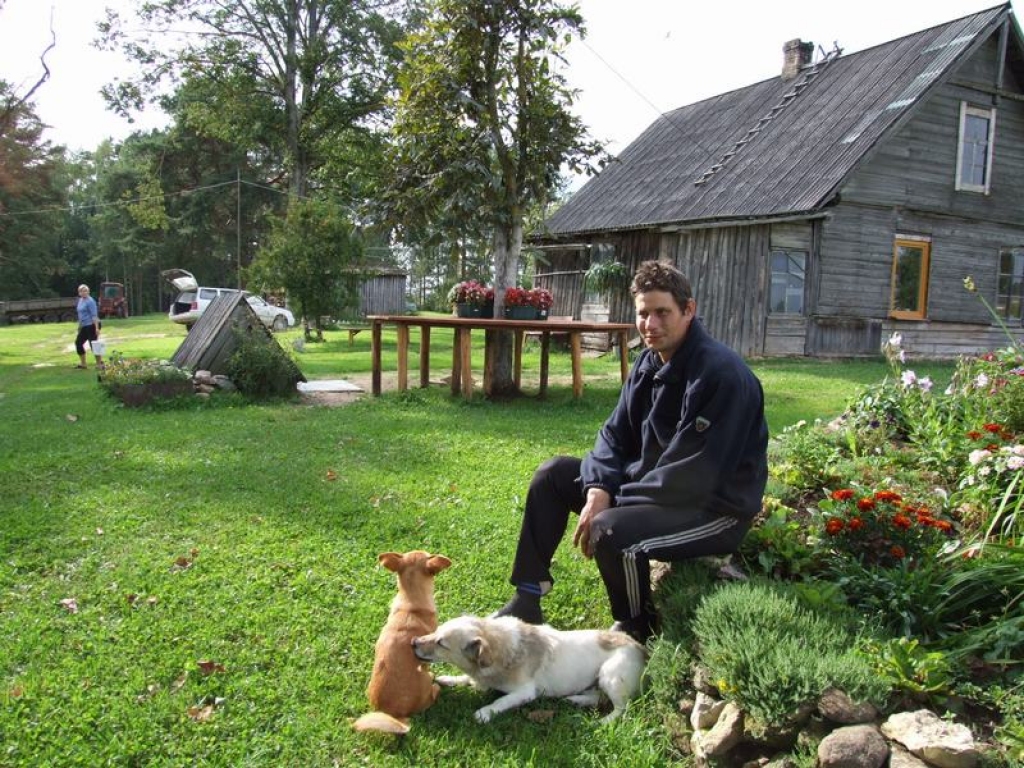 Savā sētā. Pēteris Borovskis atceras, ka pirms četriem gadiem te bija ceriņu krūmu biezoknis.