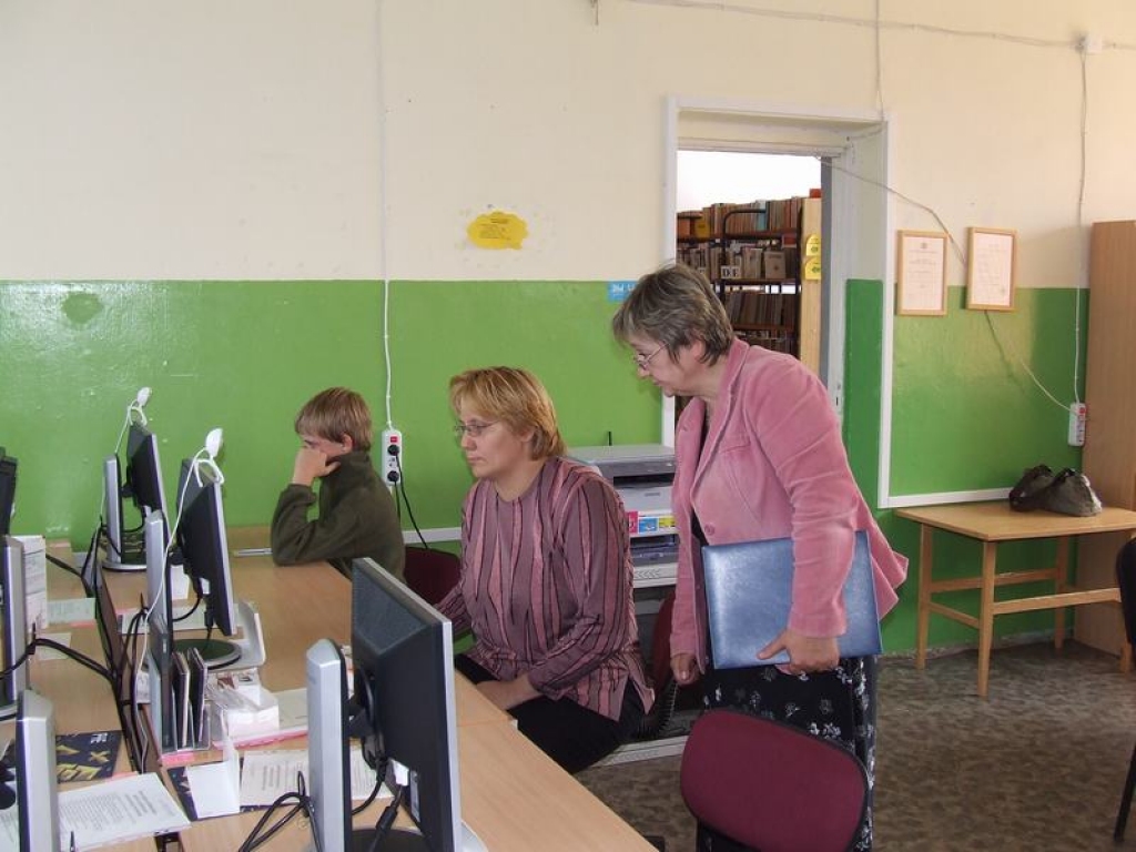 IESKATĀS INTERNETĀ. Seces pagasta bibliotekāre Ināra Borovska informāciju meklē internetā. Viņai blakus — komisijas locekle Ogres centrālās bibliotēkas direktore Maruta Jēkabsone. Pie datora arī Seces pamatskolas skolēns Kaspars Pasinoks.