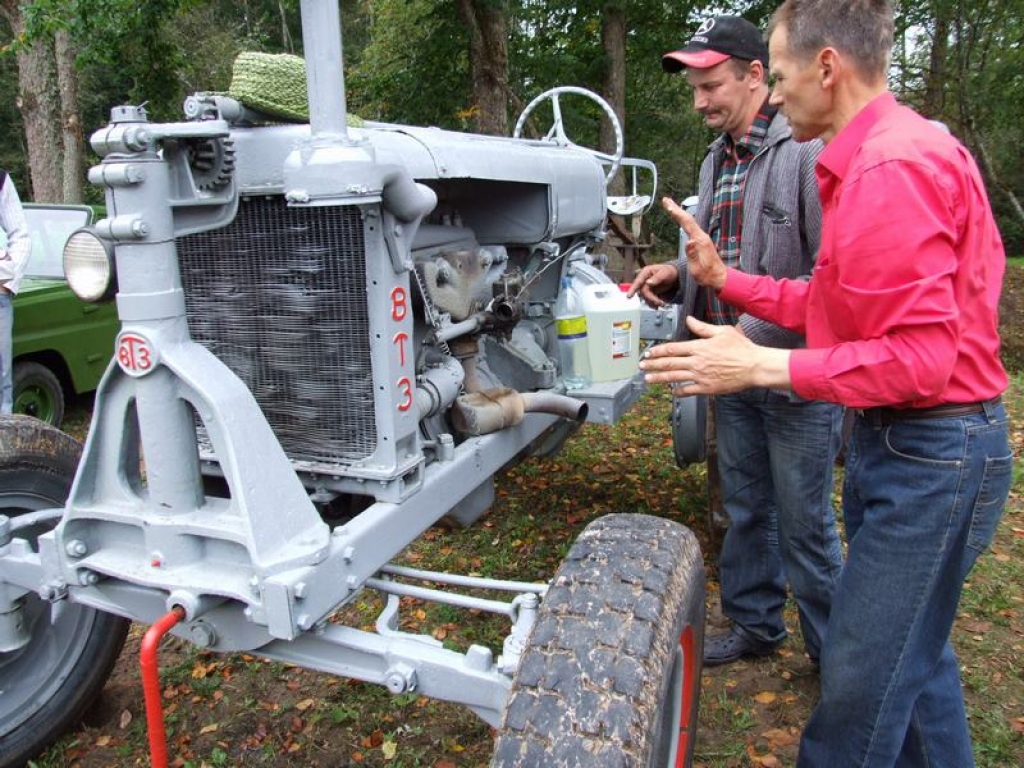 Joprojām darbojas. Muzeja saimniekam Mārtiņam Mediņam un palīgam no muzeja apmeklētāju vidus izdevās “iepūst dzīvību” 80 gadu vecajā VTZ markas traktorā.