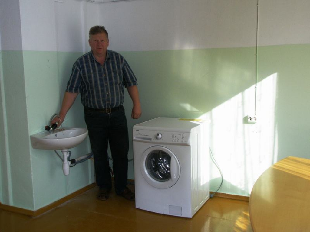 Mazgās mašīna. Jānis Koļčs pārbauda, kā tehnika darbojas. 