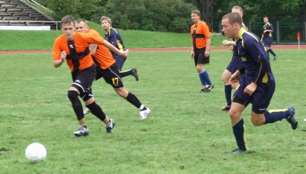 CĪŅĀ PAR BUMBU. Lai arī aizkraukliešiem (pa labi) vairs nebija izredžu uzvarēt, viņi cīnījās līdz pat spēles beigām.