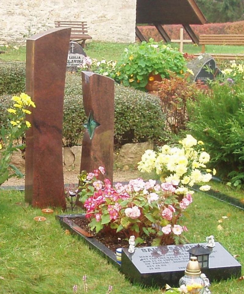 KĀDREIZ BIJA. Tagad piemineklis ir bez zvaigznītes. Foto no ģimenes albuma