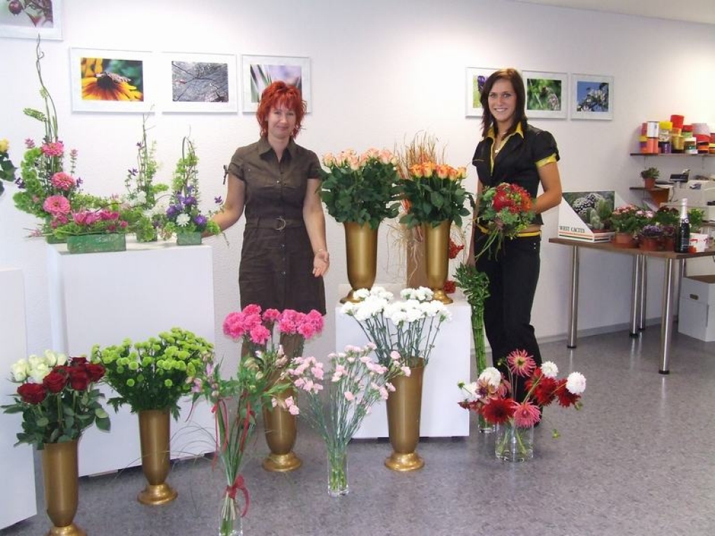  Ziedi visām gaumēm. Pārdevējas Elita Zaikeviča (no kreisās) un Sigita Trokša ikvienam palīdzēs izvēlēties gadījumam atbilstošus ziedus.
