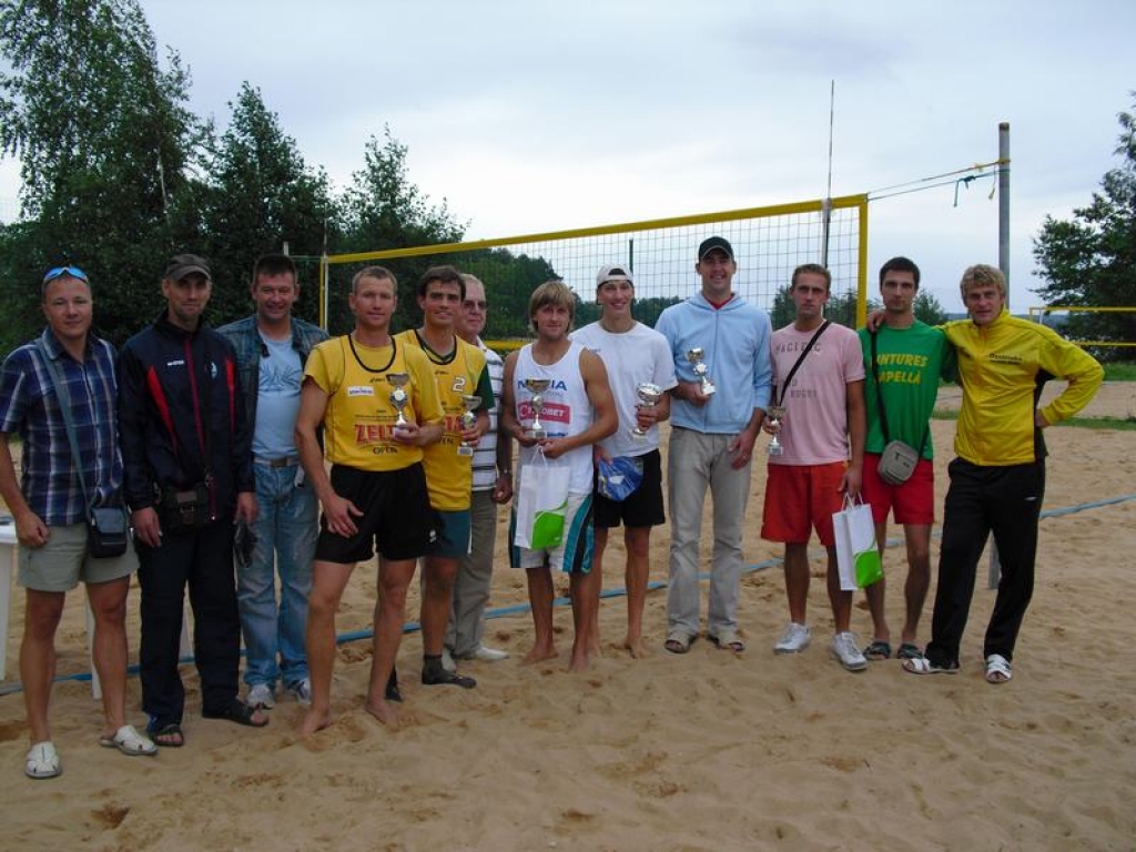 Pēc spēles. Pirmo triju vietu ieguvēji saņēma kausus un balvas.