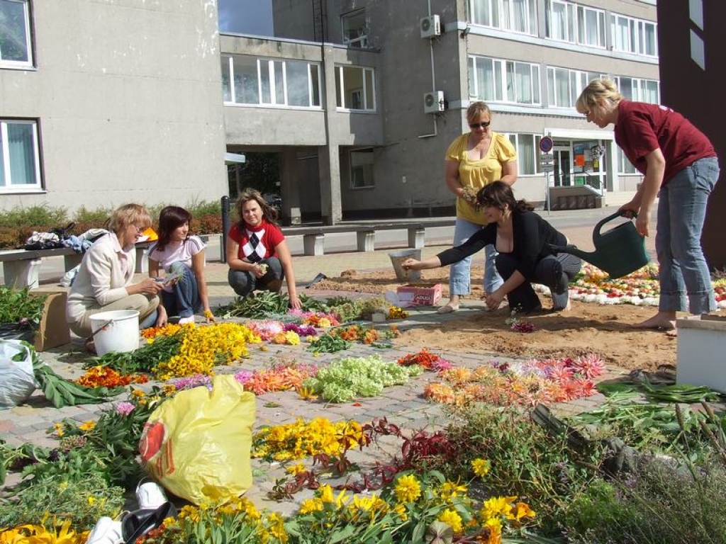  Pēdējais vasaras sveiciens. Anta Teivāne (no labās) ar floristu kursu absolventēm veido ziedu paklāju.