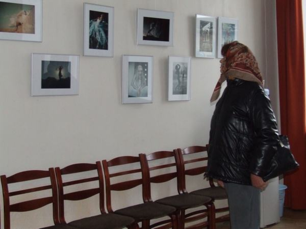 Estētisks baudījums. Jeļenas fotogrāfijas ar interesi skata ikviens izstādes apmeklētājs. 
