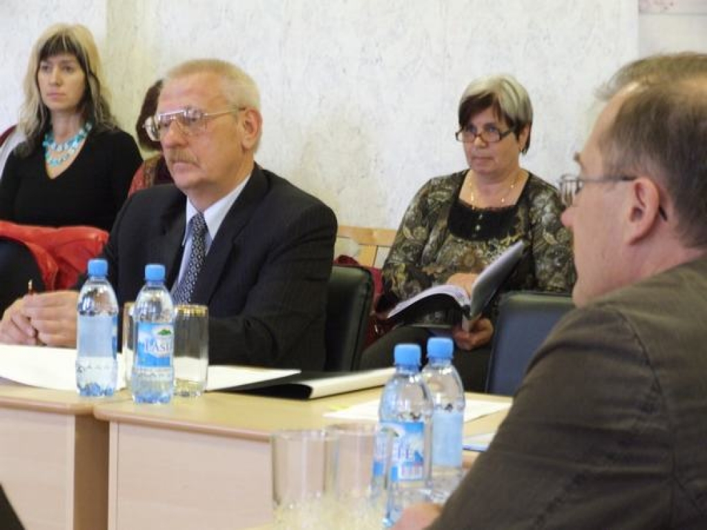 CERĪGA NĀKOTNE. Staburaga pagasta pārvaldes vadītāja Aina Ķīse (otrā no labās) gaida Jaunjelgavas novada domnieku lēmumu, kāda būs Vīgantes pamatskolas ēkas nākotne. 