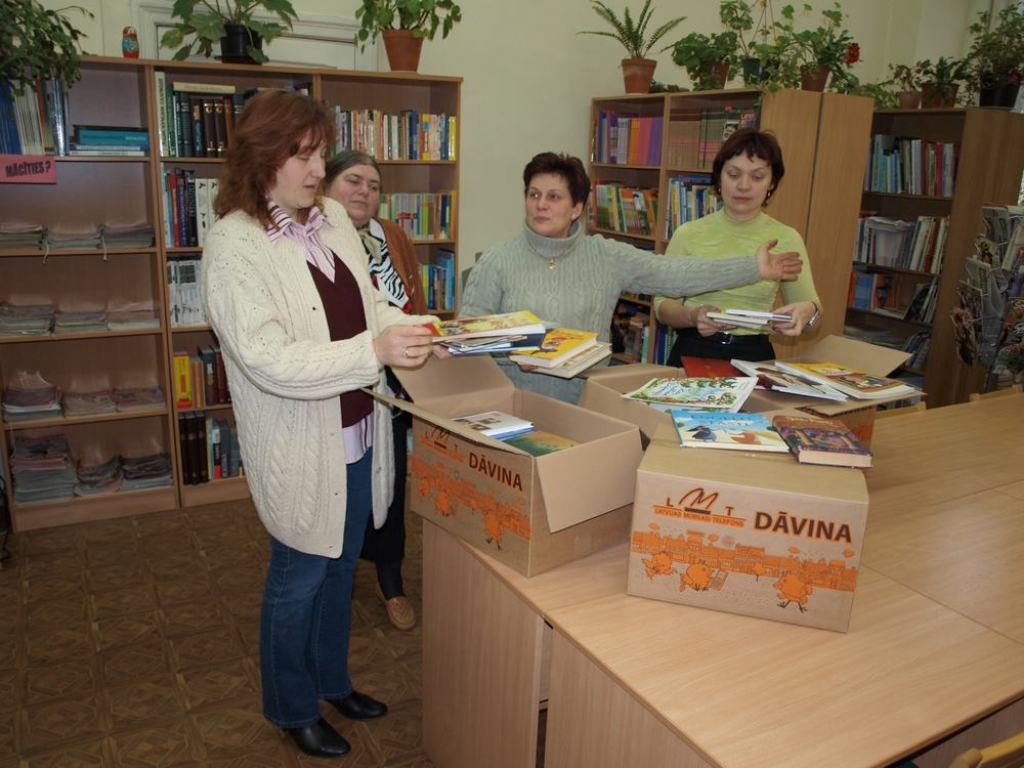 DĀVINĀJUMS. Par LMT dāvinājumu priecājas Bebru internātpamatskolas darbinieces Jolanta Nīcgale—Kondrāte (no kreisās), Mudīte Auliņa, Anita Eiduka un Gunita Bajāre.  