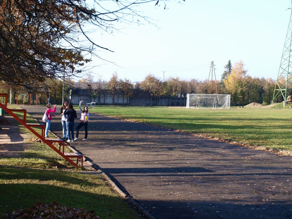 NETĀLU no Pļaviņu novada ģimnāzijas, sporta stadionā, divi devītklasnieki nolēma noskaidrot attiecības. 