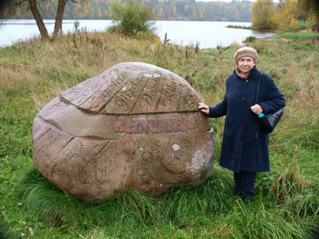 BEBRULEJIETE Rūta Baginska nevēlas, lai piemiņas akmeni pārvietotu.  