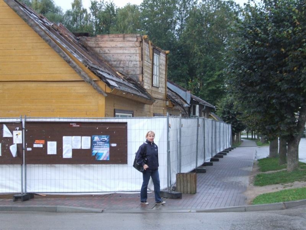 Pārmaiņas. SIA “Antaris” Neretas centra veido pārtikas veikalu.