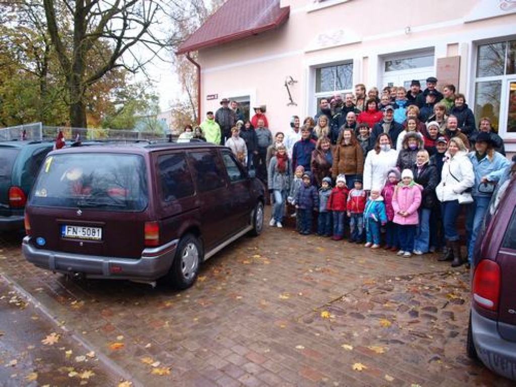 Šodien uzņēmumā “Skrīveru” saldumi viesojās Voyager kluba dalībnieki. Viņi uzzināja, kā gatavo garšīgās piena konfektes un iepazina Skrīveru apkaimi.
Autors: Indulis Burka