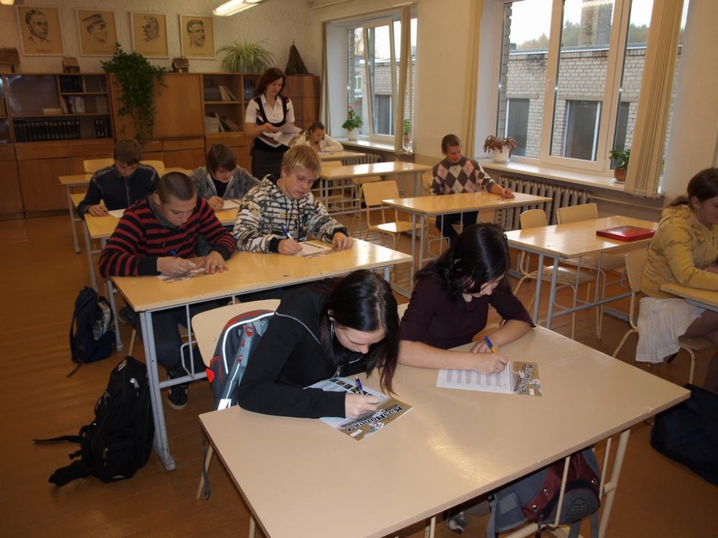 Šodien pulksten 9 21 503 devīto klašu skolēnu 739 Latvijas skolās piedalās laikraksta “Diena” organizētajā mūsdienu zināšanu konkursā “Kas notiek?”. Konkursā piedalās arī  vienpadsmit Valles vidusskolas 9. klases audzēkņu. 
Autors: Indulis Burka