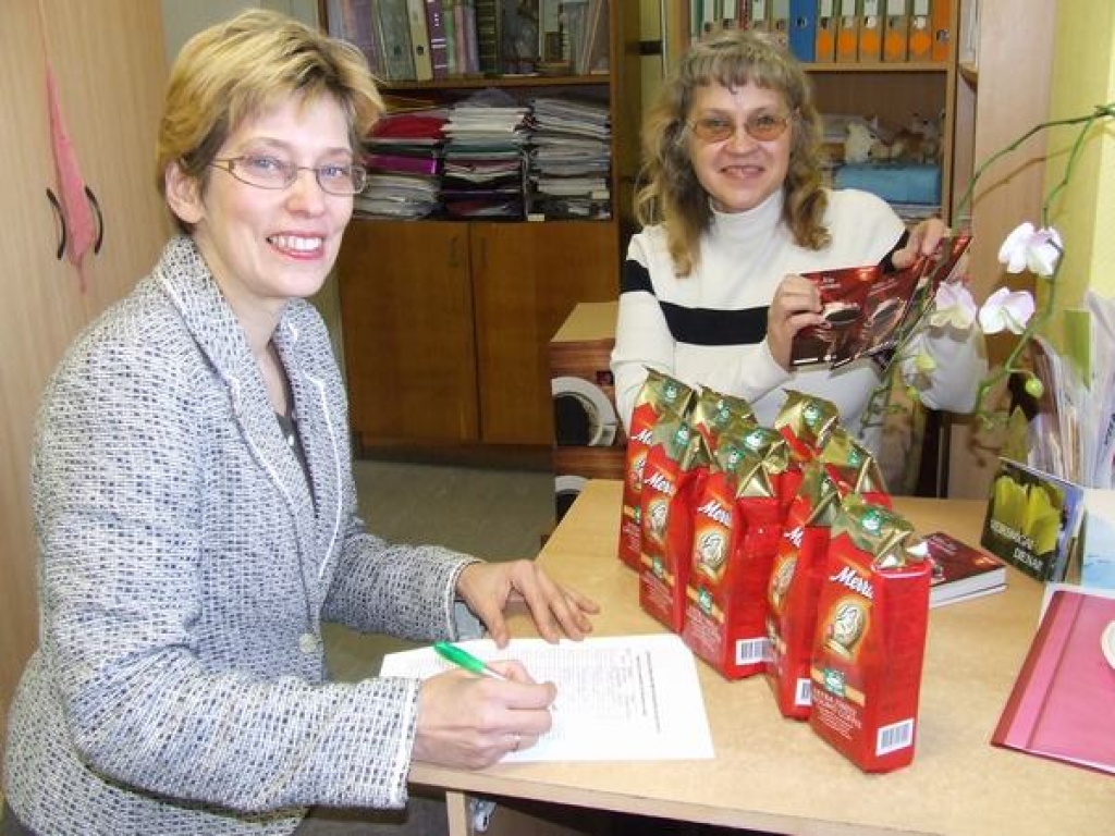 KAFIJA NO SIRDS. LSK Aizkraukles komitejas izpilddirektore Daina Bērziņa (no labās) izsniedz kafiju Sērenes pagasta sociālajai darbiniecei Dainai Auermanei, kura ar to iepriecinās deviņus sēreniešus. 