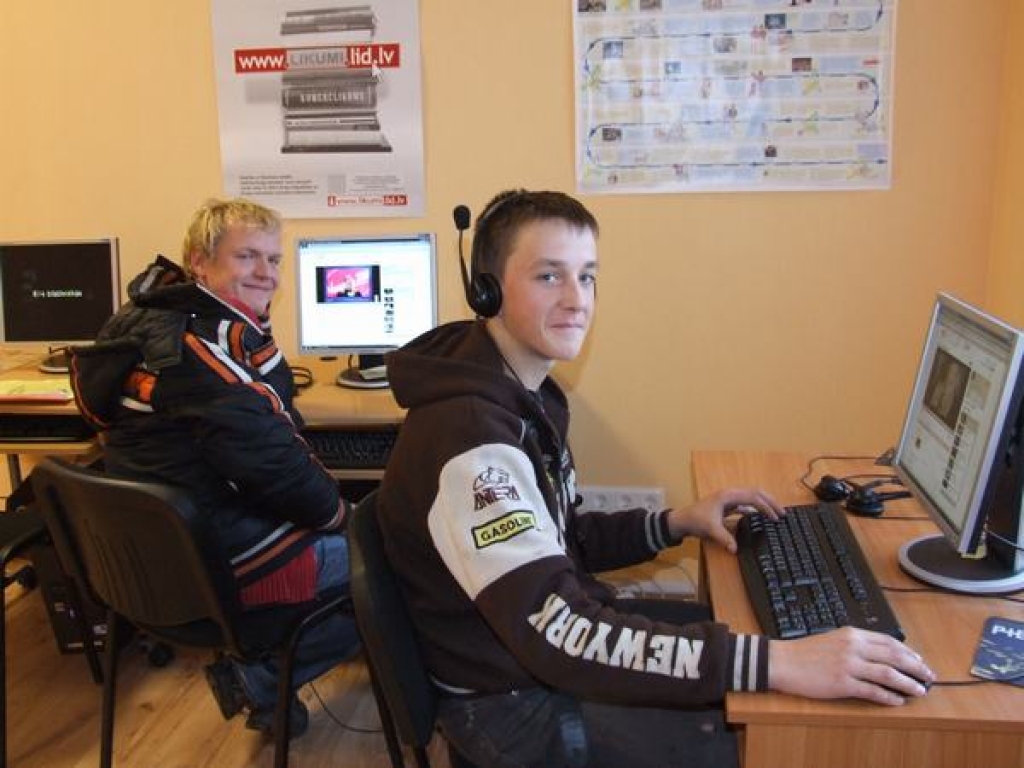 MĀCĀS INTERNETĀ. Kurmenes pamatskolas 7. klases audzēknis Elvis Latkovskis (no labās) internetu bibliotēkā izmanto mācībām, bet kurmenietis Gatis Demidovs  uzzina par notikumiem Latvijā un pasaulē.