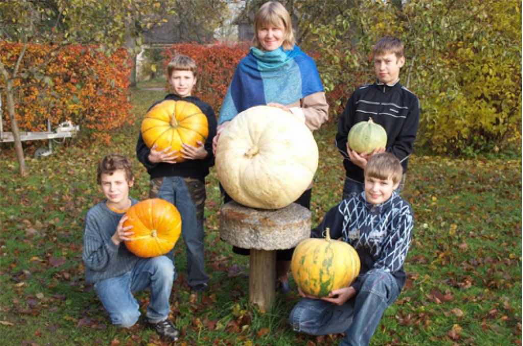 ĶIRBJU PARĀDE. Rutas Jankovskas (centrā) izaudzētie ķirbji. 