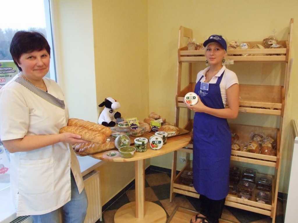 VEIKALA JAUNUMU STENDS. Ceptuves vadītāja Agita Štrauhmane (no kreisās) un pārdevēja Liene Grozīte stāsta par jaunāko produkciju.